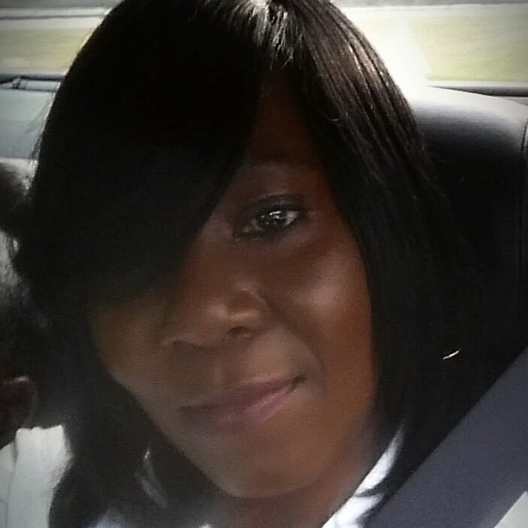 Profile Picture of Beverly Lucas (@shrtnsexi2009) on Poshmark