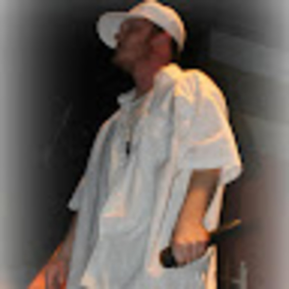 Profile Picture of Travis Collyns (@traviscollyns) on Poshmark