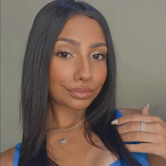 Profile Picture of Florence Moshos (@florencemoshos) on Poshmark