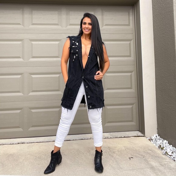 Profile Picture of Alexa Chaverra (@achavers28) on Poshmark