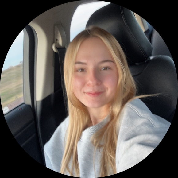 Profile Picture of April Vanderbrink (@aprilvdb) on Poshmark
