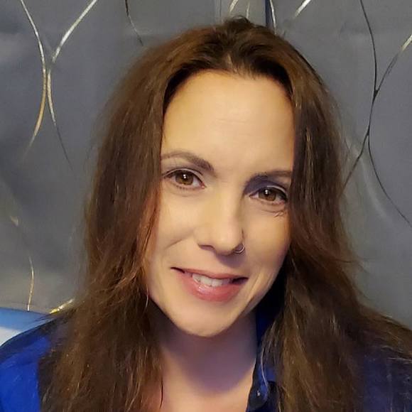 Profile Picture of Jill Deleary (@gilbear742000) on Poshmark