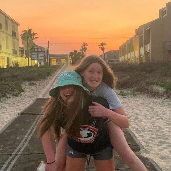 Profile Picture of Ava Ross (@rossxava) on Poshmark