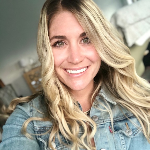 Profile Picture of Ariel Meredith (@ameredith58) on Poshmark