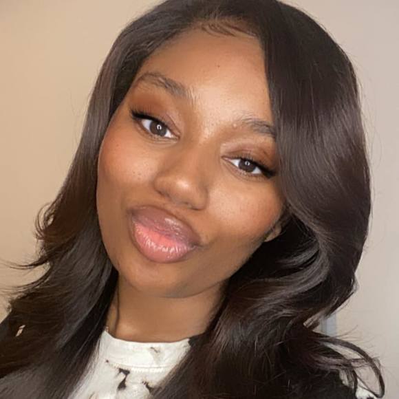 Profile Picture of Danielle Eppes (@poshhairllc20) on Poshmark