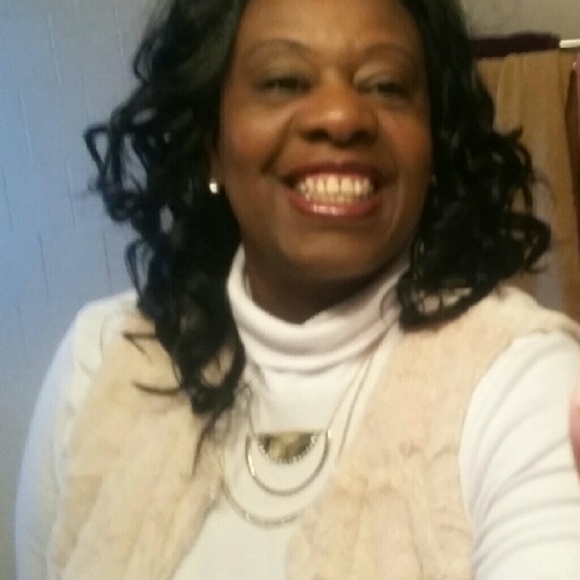 Profile Picture of Pauline Williams (@pwilliams57) on Poshmark