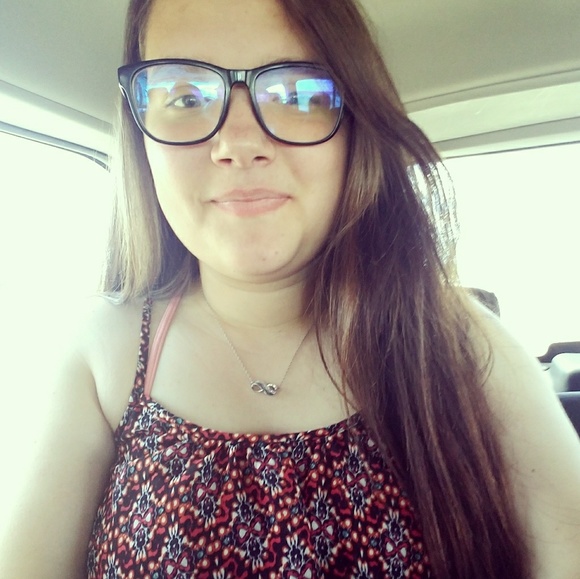 Profile Picture of Corryn Emter (@corryn_17) on Poshmark