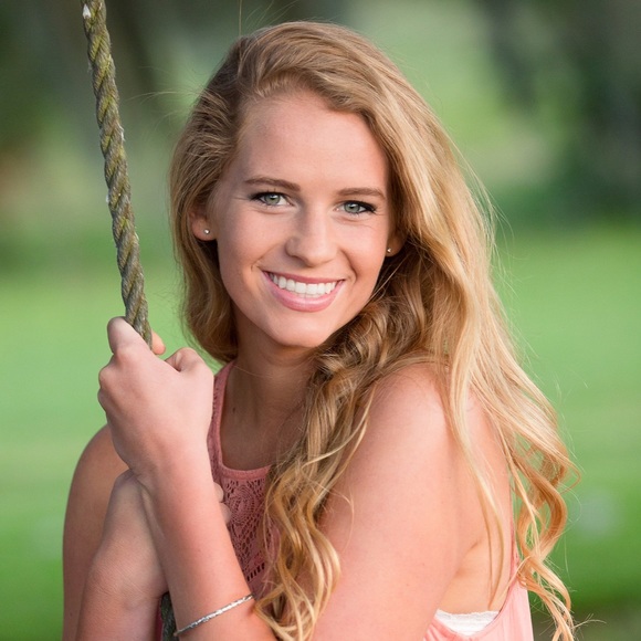 Profile Picture of Amanda Holloway (@mandersholloway) on Poshmark