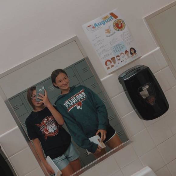 Meghann Miller - Poshmark Profile Picture of Meghann Miller (@meghannmille682) on Poshmark