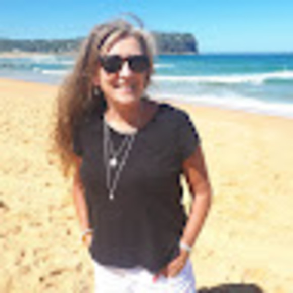 Profile Picture of Kerrie Leon (@kerrieleon) on Poshmark