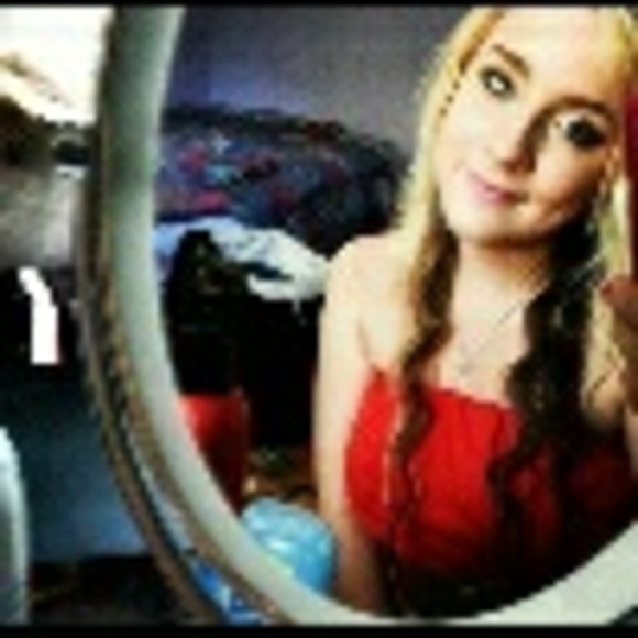Profile Picture of Kylie Maurath (@kyliesnowxo) on Poshmark