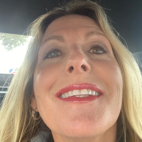 Profile Picture of Bettina Ossana (@bettinaossana) on Poshmark