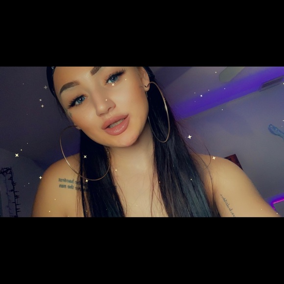 Profile Picture of Lindsey Schaefer (@lindsey6017) on Poshmark
