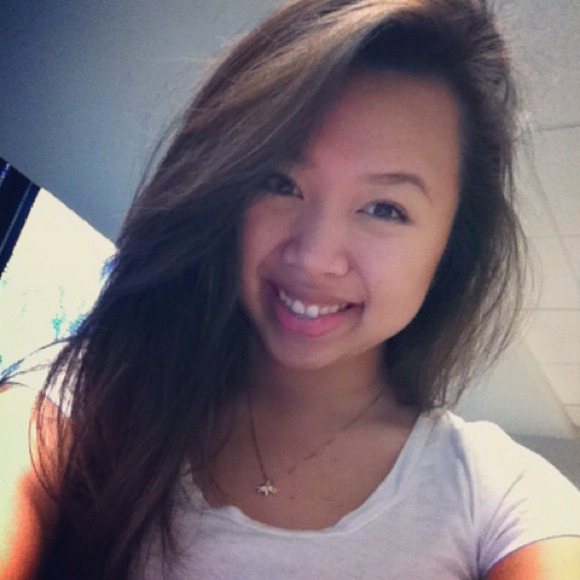 Profile Picture of Kris Nguyen (@kiwiikisses) on Poshmark