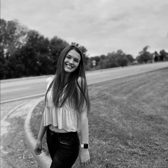 Profile Picture of Joelle Weber (@joellelw) on Poshmark