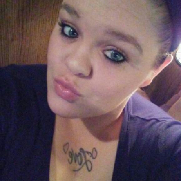 Profile Picture of Nichole Minetree (@sweetbluez93) on Poshmark