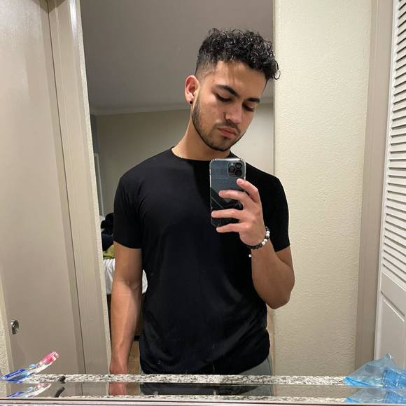 Profile Picture of Cristóbal Gonzalez (@bestbuyer748) on Poshmark