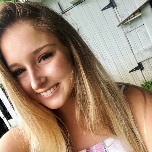 Profile Picture of Emma Bycraft (@emmabycraft_) on Poshmark