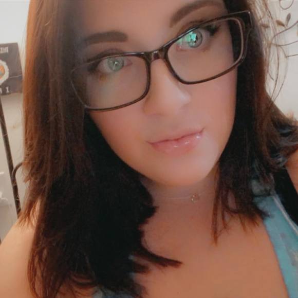 Profile Picture of Michaela Essert (@tamandmicessert) on Poshmark