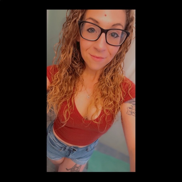 Profile Picture of Amanda Tassillo (@pandaaa420) on Poshmark