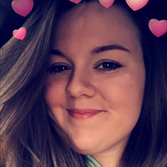 Profile Picture of Molly Hawkins (@y_moll21) on Poshmark