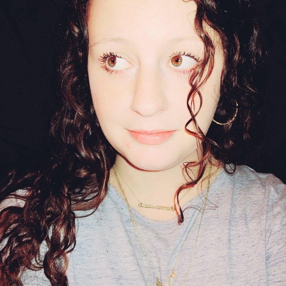 Profile Picture of Haley Radziewicz (@haleyradz) on Poshmark