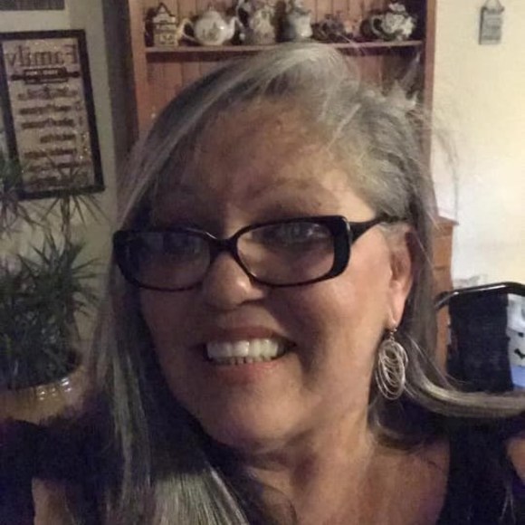 Profile Picture of Lisa Yates (@lisayates17) on Poshmark