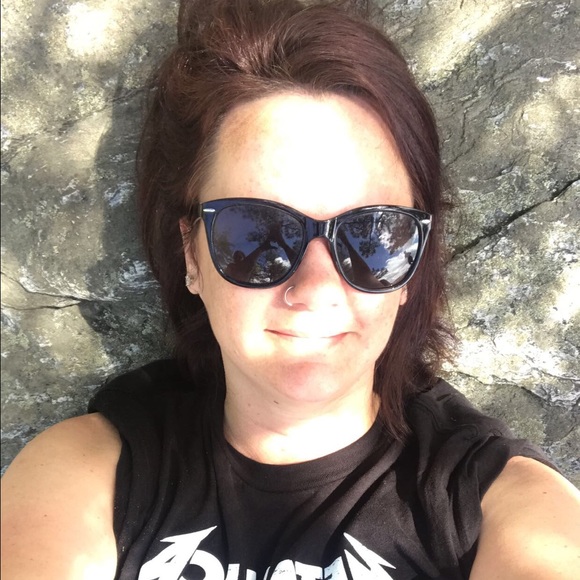 Profile Picture of Christy Wishon (@christywishon) on Poshmark