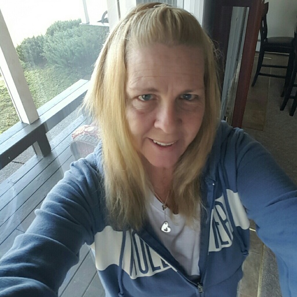 Profile Picture of Tonya Tombs (@tonya777) on Poshmark