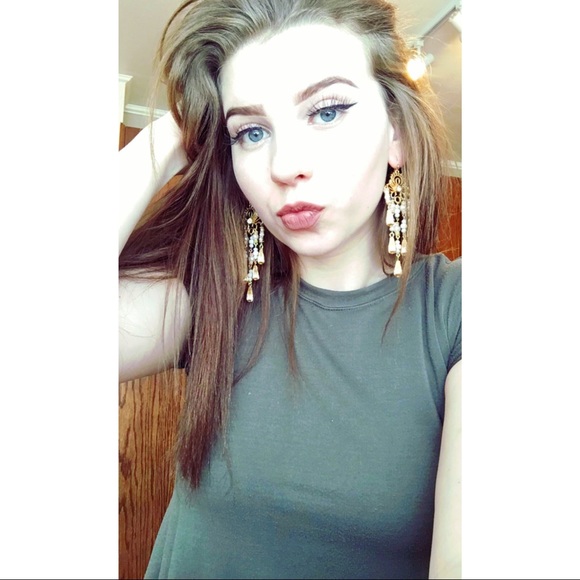 Profile Picture of Zoe Holmes (@zoeelaine111) on Poshmark