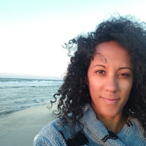 Profile Picture of Enza Mounce (@enzamounce) on Poshmark