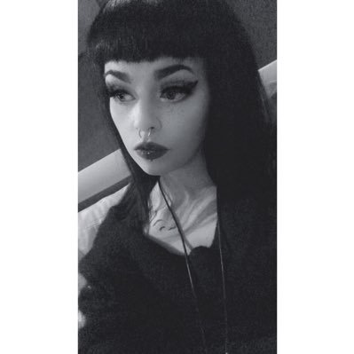 Profile Picture of Nikki Williams 🔮🖤 (@spooky__doll_) on Twitter