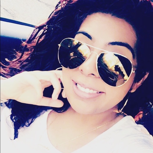 Profile Picture of Gabriela Sambola (@gsambola92) on Poshmark