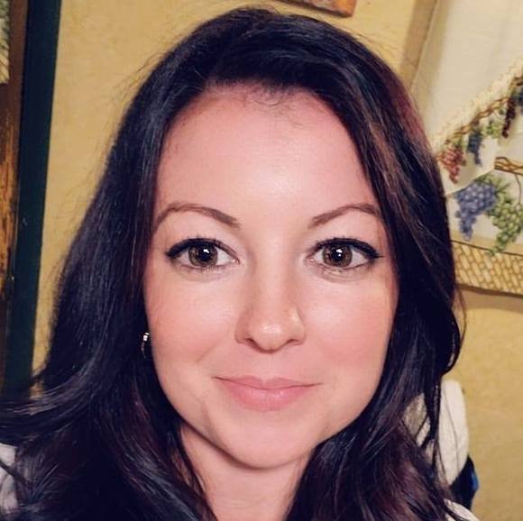 Profile Picture of Michele Lutinski (@shell2323) on Poshmark