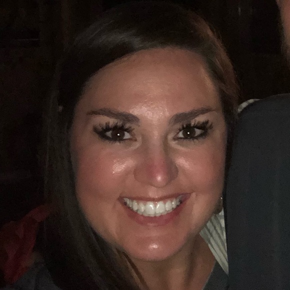 Profile Picture of Robyn Dreesen (@robyndreesen) on Poshmark