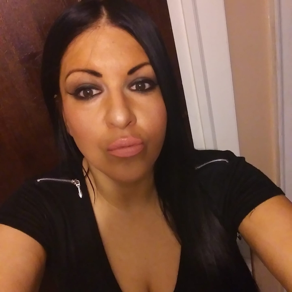 Profile Picture of Nicole Piche (@nicolempiche85) on Poshmark