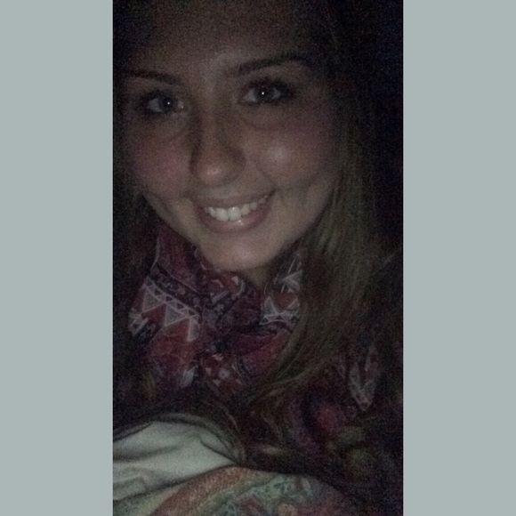 Profile Picture of Amanda Fix (@diamonda98) on Poshmark