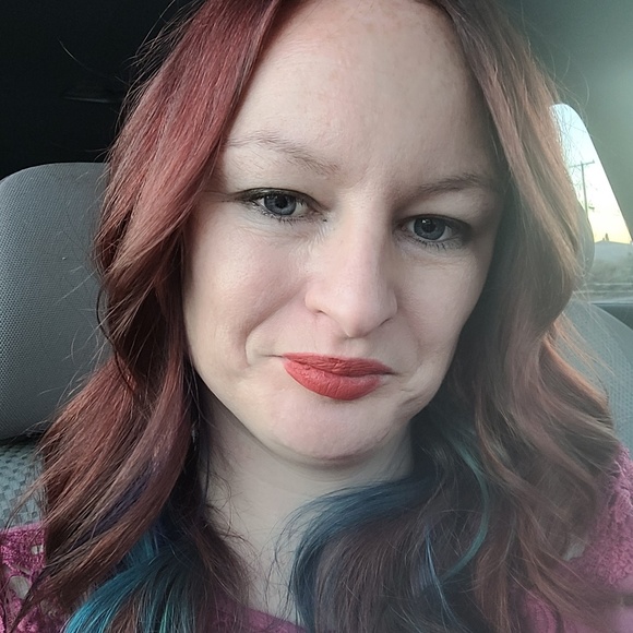 Heather Kowallis - Poshmark Profile Picture of Heather Kowallis (@blingqueen98) on Poshmark