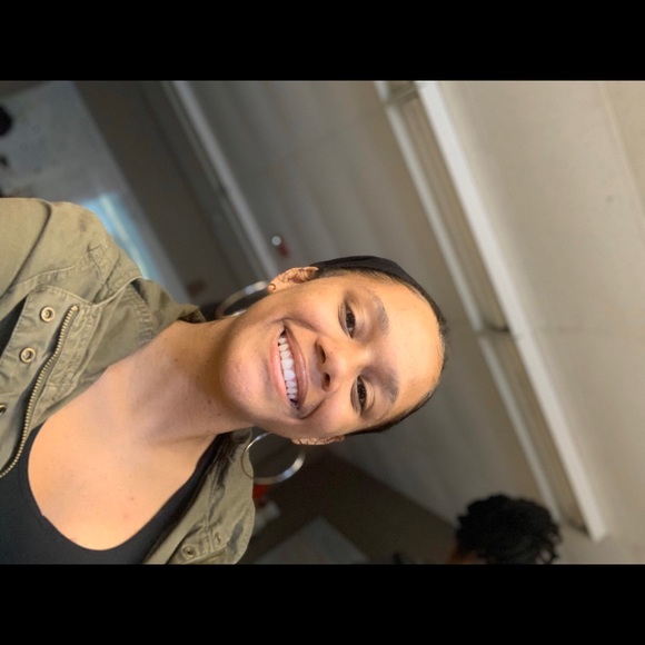 Profile Picture of Deborah Booker (@deborah_booker) on Poshmark