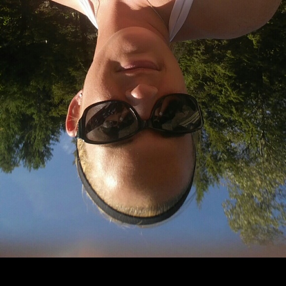 Profile Picture of Laurie Coronella (@lau112088) on Poshmark