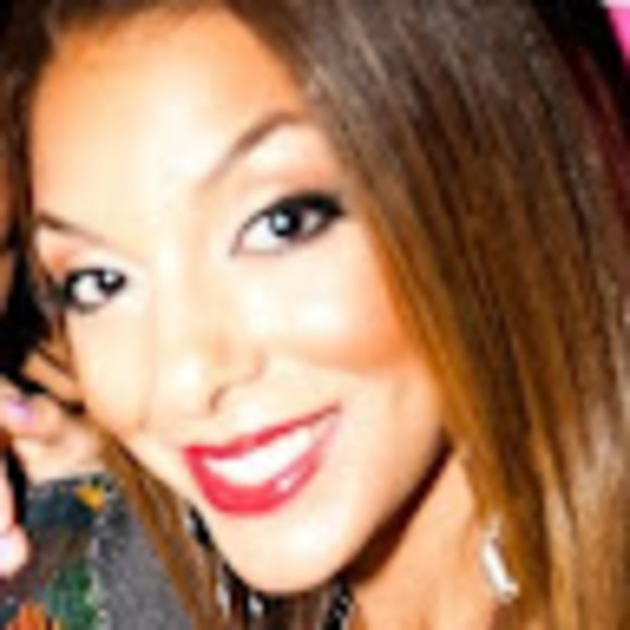Profile Picture of Janelle Casanave (@janellecasanave) on Poshmark
