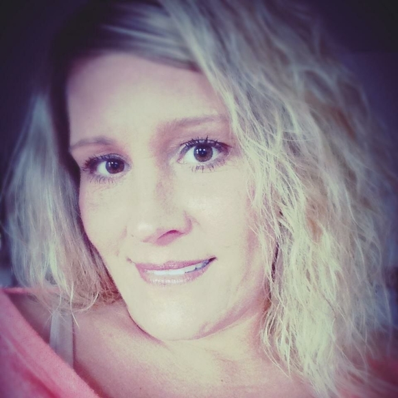 Profile Picture of Teresa Goettsche (@tgoettsche) on Poshmark