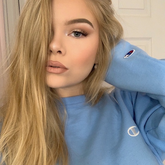 Profile Picture of Amanda Anger (@anger1706) on Poshmark