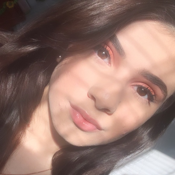 Profile Picture of Julia Nephew (@julianephew) on Poshmark