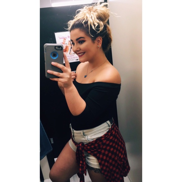 Erin Unsell - Poshmark Profile Picture of Erin Unsell (@erinunsell) on Poshmark