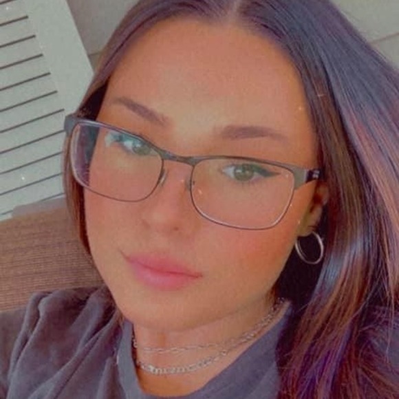 Profile Picture of Aisling Hanrahan (@aislinghanrahan) on Poshmark