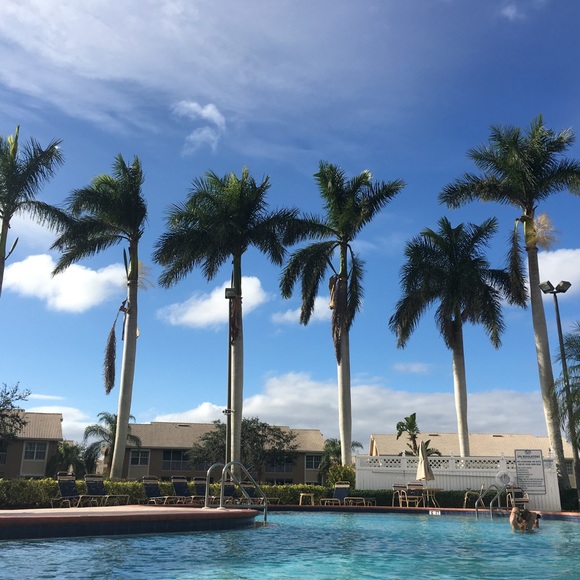 Profile Picture of Giulia Opalinski (@giuliaopal5678) on Poshmark