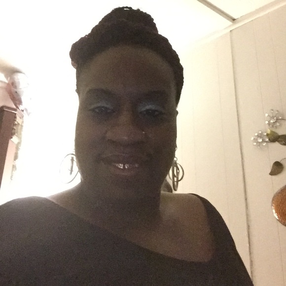 Profile Picture of Nancy Naylor (@mzmichelle72) on Poshmark