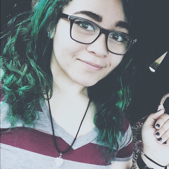 Profile Picture of Gwendalis Ruiz (@gwendalupe) on Poshmark