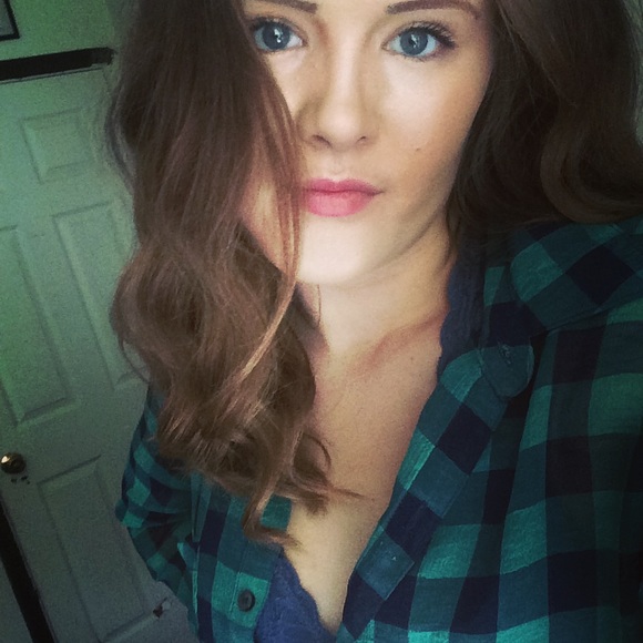 Profile Picture of Joelle Huffman (@joeyhuff17) on Poshmark